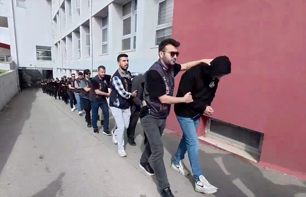 Adana merkezli 4 ilde düzenlenen yasa dışı bahis operasyonunda yakalanan 26 şüpheliden elebaşı...