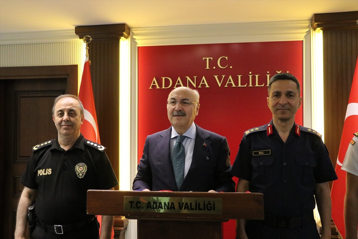 Adana Valisi Yavuz Selim Köşger (sol 2), Valilikte düzenlenen "Asayiş ve Güvenlik Değerlendirme...