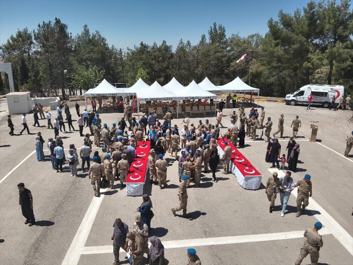 Adıyaman'da, Engelliler Haftası etkinlikleri kapsamında bir günlüğüne asker olan 26 engelli genç...