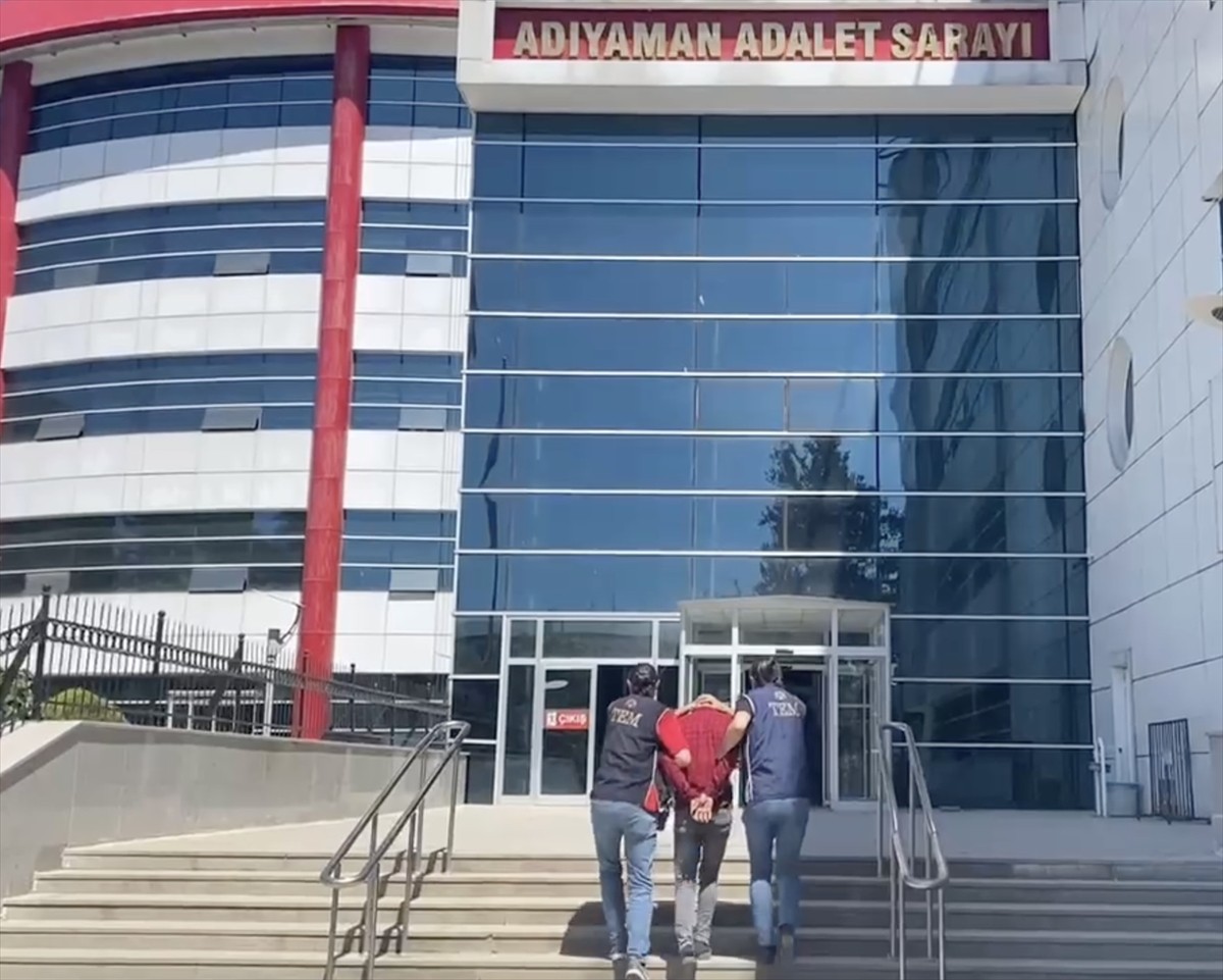 Adıyaman'da terör örgütü DEAŞ'a yönelik operasyonda gözaltına alınan 4 zanlıdan 1'i...