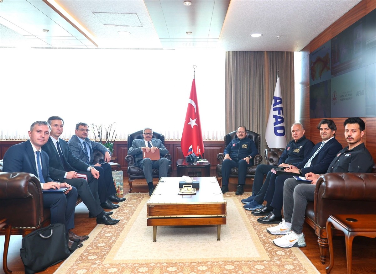 Afet ve Acil Durum Yönetimi (AFAD) Başkanı Ali Hamza Pehlivan (sağ 4), Rusya Federasyonu'nun...