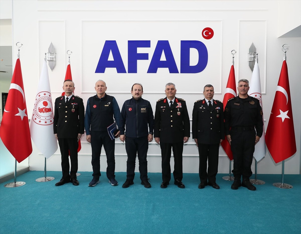 Afet ve Acil Durum Yönetimi (AFAD) Başkanı Ali Hamza Pehlivan (sağda), Jandarma Genel Komutanı...