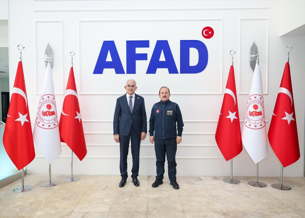 Afet ve Acil Durum Yönetimi (AFAD) Başkanı Ali Hamza Pehlivan (sağda), Orman Genel Müdürü Bekir...