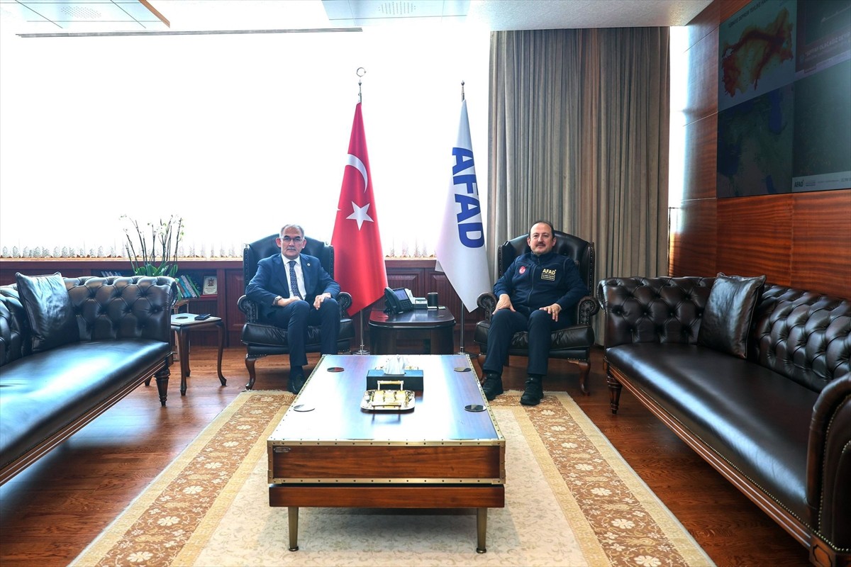 Afet ve Acil Durum Yönetimi (AFAD) Başkanı Ali Hamza Pehlivan (sağda), Orman Genel Müdürü Bekir...