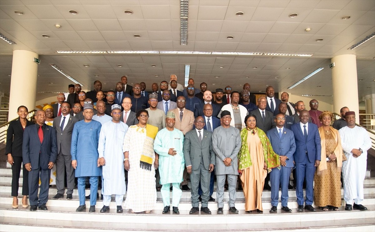 Afrika Birliği (AfB) ve Batı Afrika Devletleri Ekonomik Topluluğu (ECOWAS), kıtadaki barış ve...