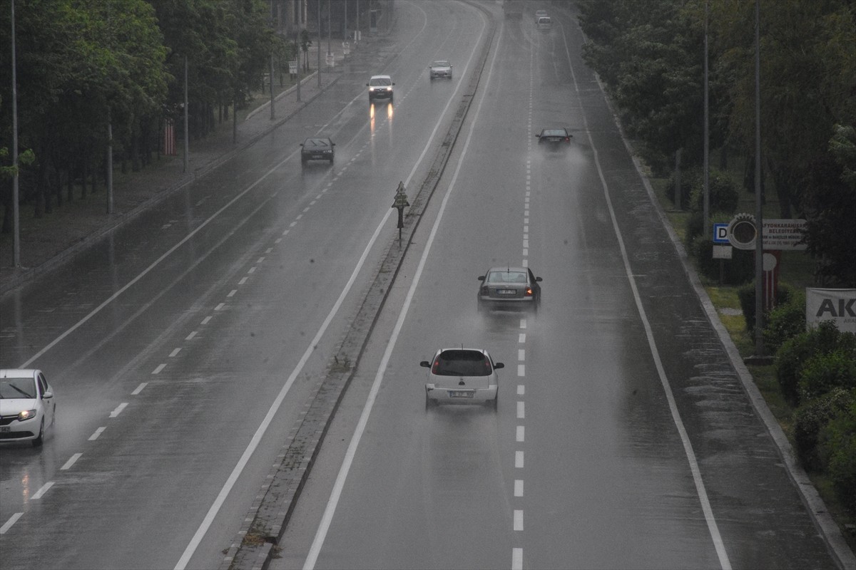 Afyonkarahisar'da dün akşam saatlerinde başlayan sağanak, aralıklarla devam etti.