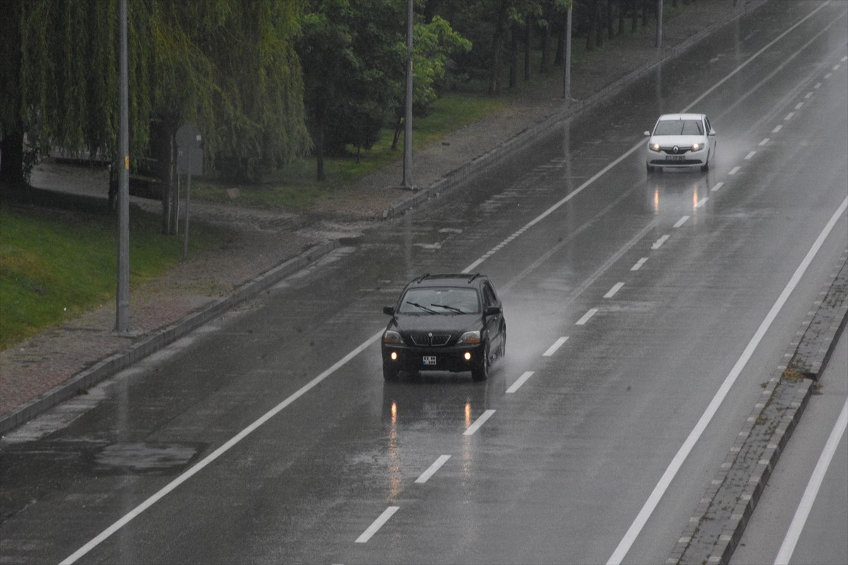 Afyonkarahisar'da dün akşam saatlerinde başlayan sağanak, aralıklarla devam etti.