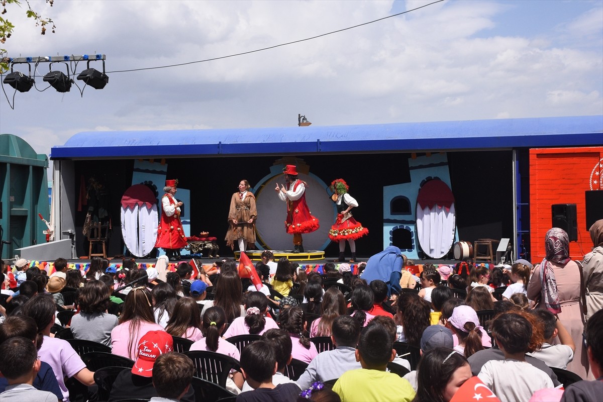 Afyonkarahisar'da öğrenciler, "Vagon Sahne Projesi" kapsamında raylar üzerinde sahnelenen "Masal...