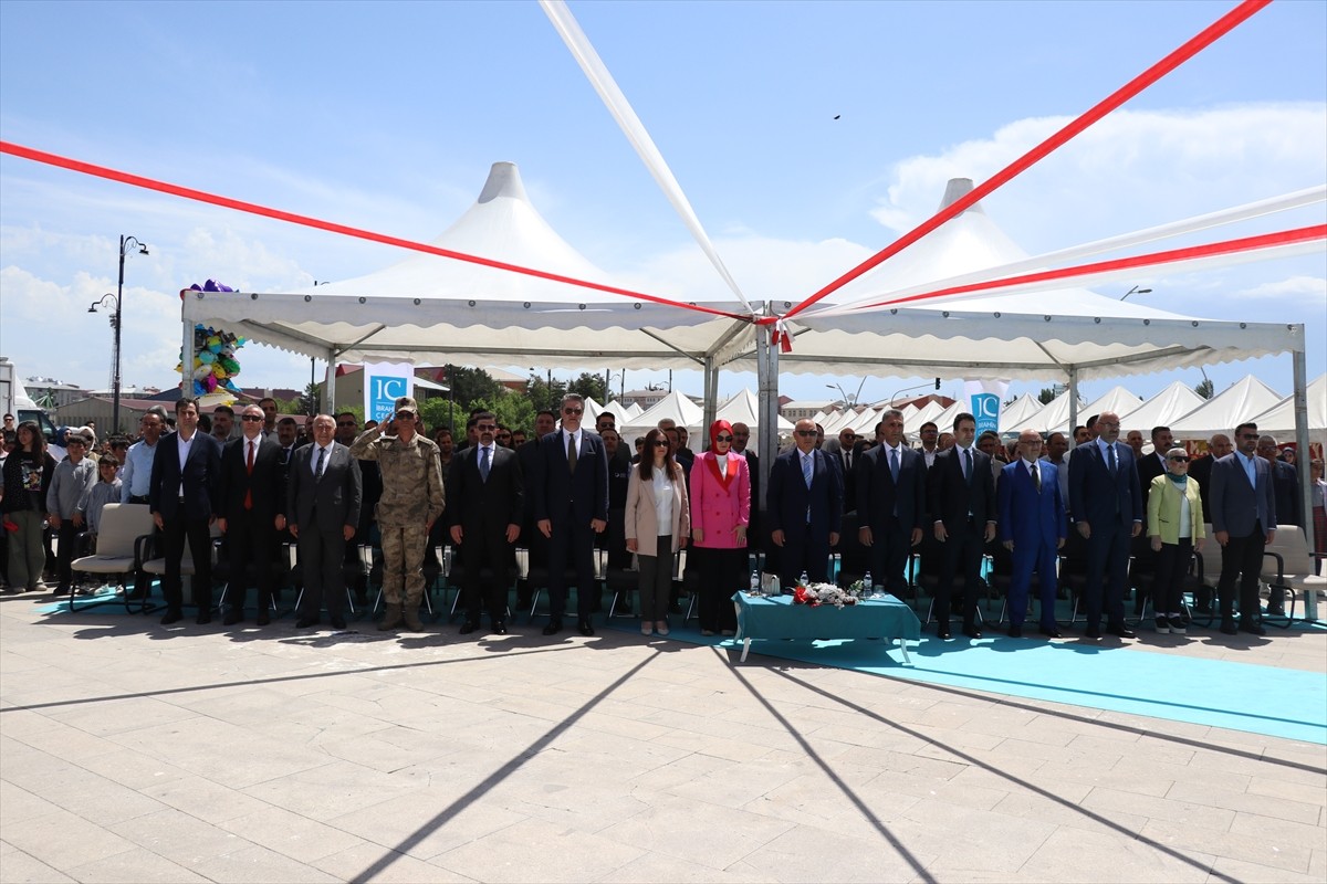 Ağrı'da 3 gün sürecek "Ağrı Bilim Dolu Günler Bilim Şenliği" başladı. Pogram Millet Bahçesi'nde...