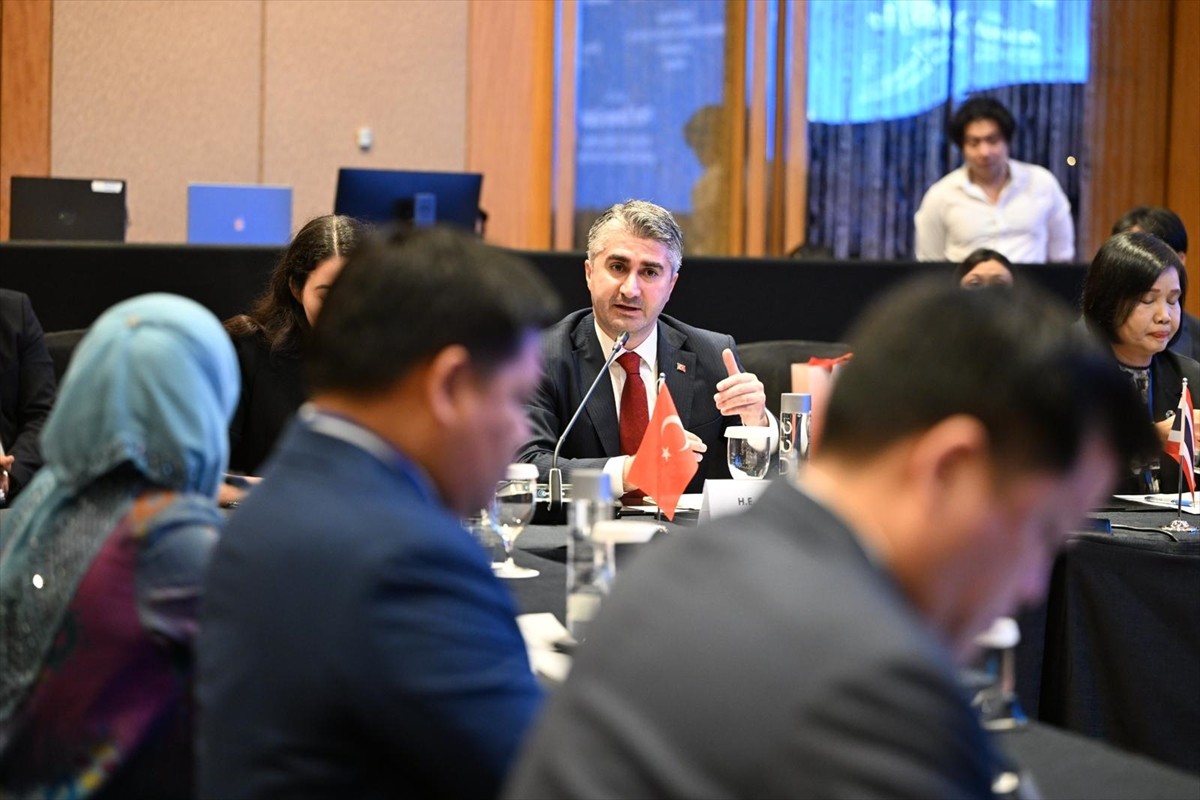 Aile ve Sosyal Hizmetler Bakan Yardımcısı Zafer Tarıkdaroğlu, Singapur'da küresel sosyal adaletin...