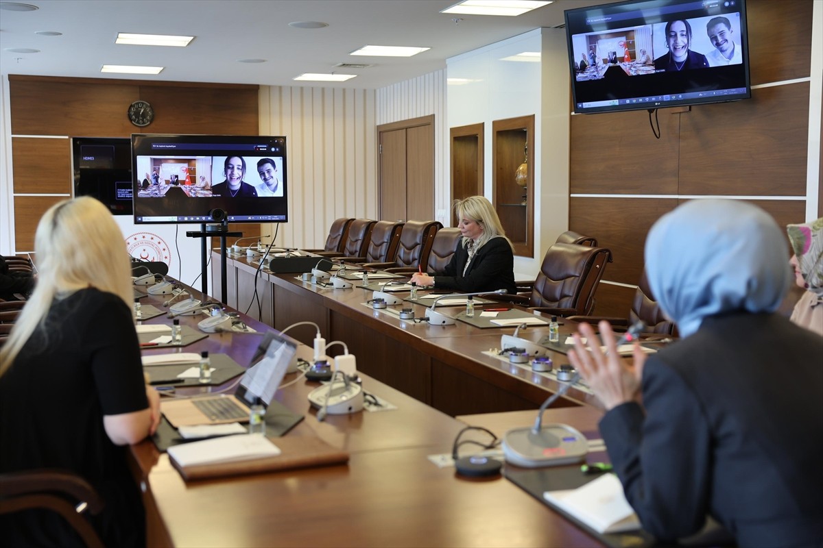 Aile ve Sosyal Hizmetler Bakanı Mahinur Özdemir Göktaş, koruyucu aile sistemine yönelik...