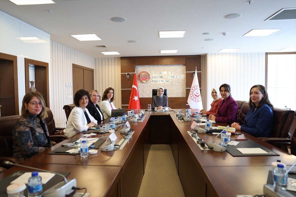 Aile ve Sosyal Hizmetler Bakanı Mahinur Özdemir Göktaş (sağ 4), Birleşmiş Milletler (BM) Kadın...