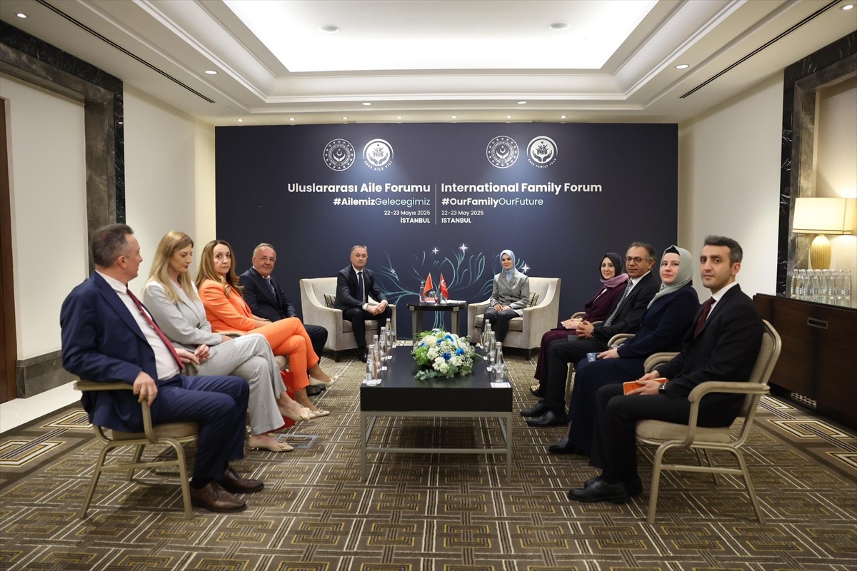Aile ve Sosyal Hizmetler Bakanı Mahinur Özdemir Göktaş (sağ 5), Uluslararası Aile Forumu...