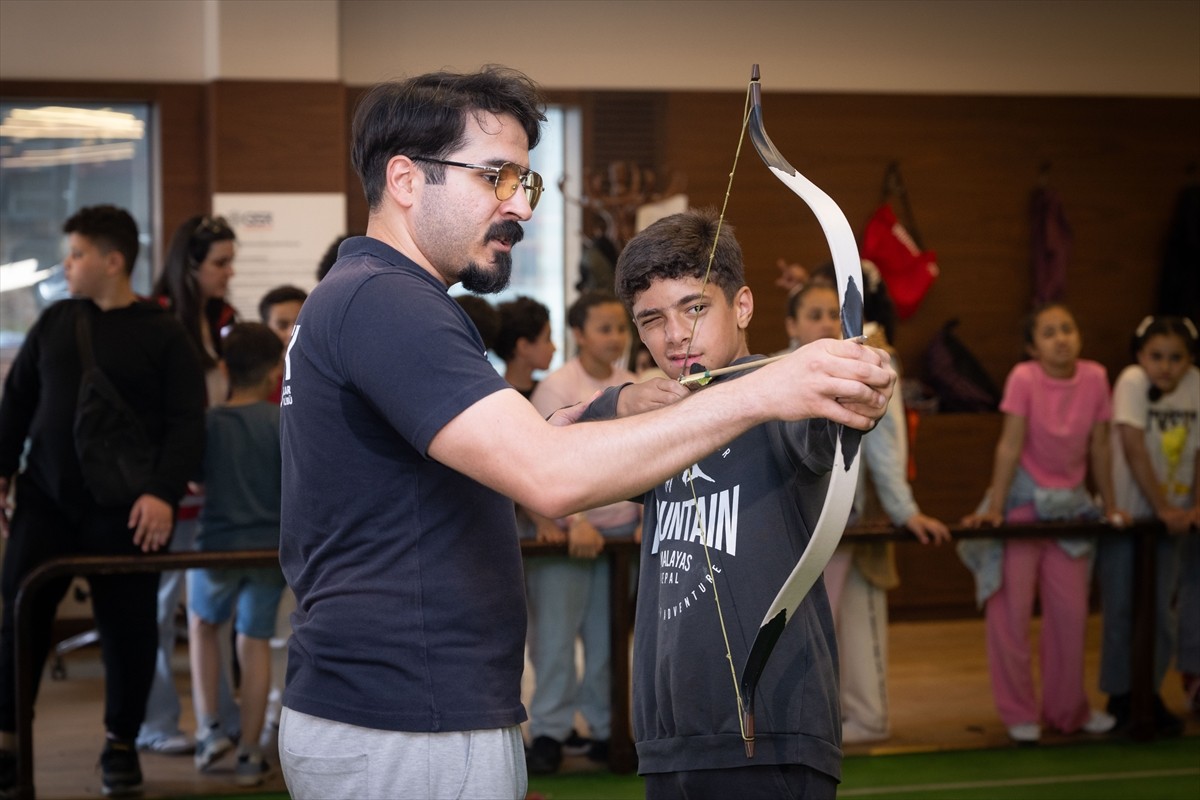 Aile ve Sosyal Hizmetler Bakanı Mahinur Özdemir Göktaş (sağda) ile Filistin Sosyal Kalkınma Bakanı...