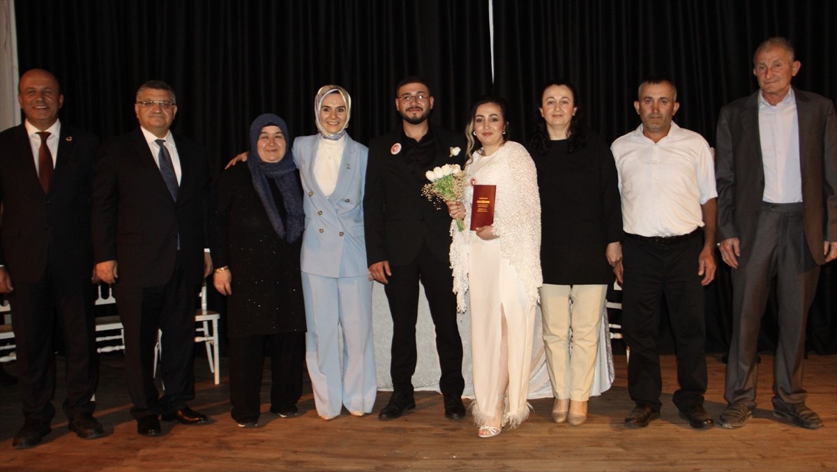 Aile ve Sosyal Hizmetler Bakanı Mahinur Özdemir Göktaş (sol 2), Sinop’ta, "Evlenecek Gençlerin...