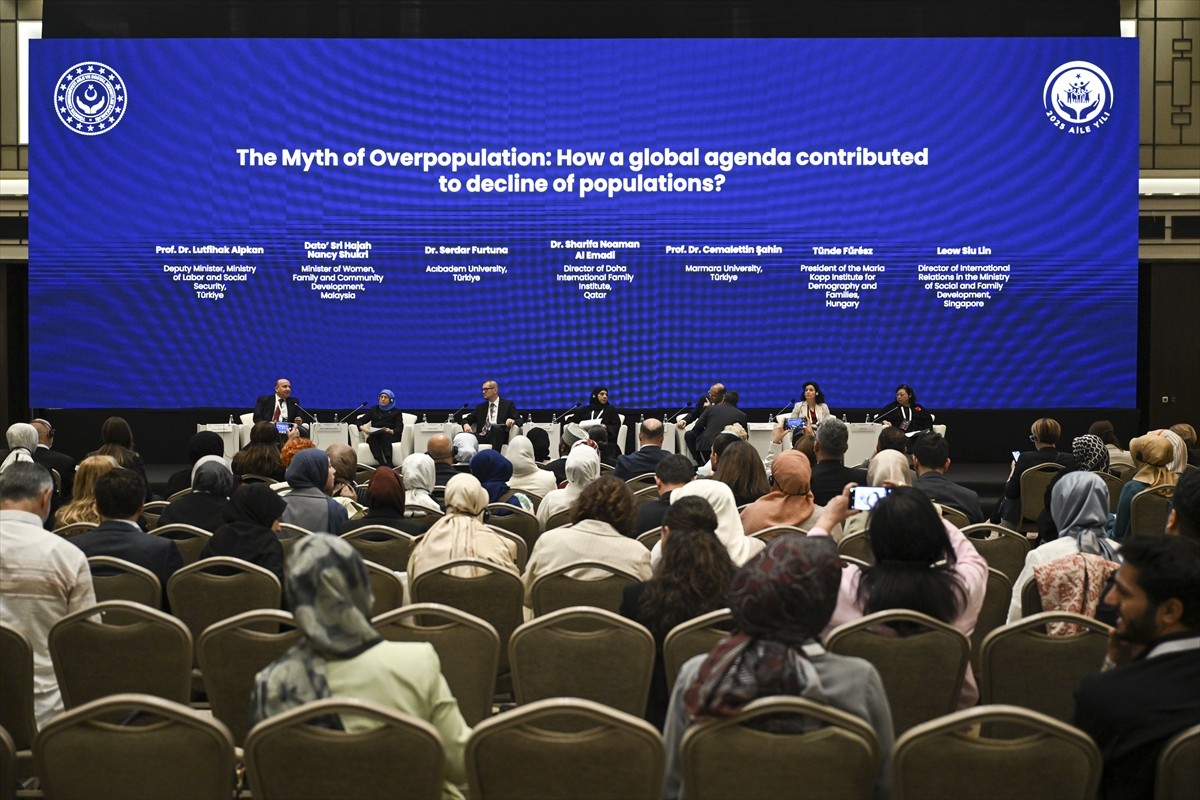 Aile ve Sosyal Hizmetler Bakanlığı ev sahipliğinde "Küreselleşen Dünyada Ailenin Korunması ve...