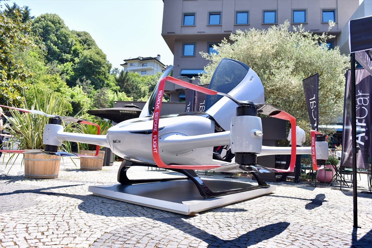 AirCar Teknoloji ve Havacılık A.Ş, "iki kişilik uçan araba" ile ilk insanlı uçuş testini, saatte...