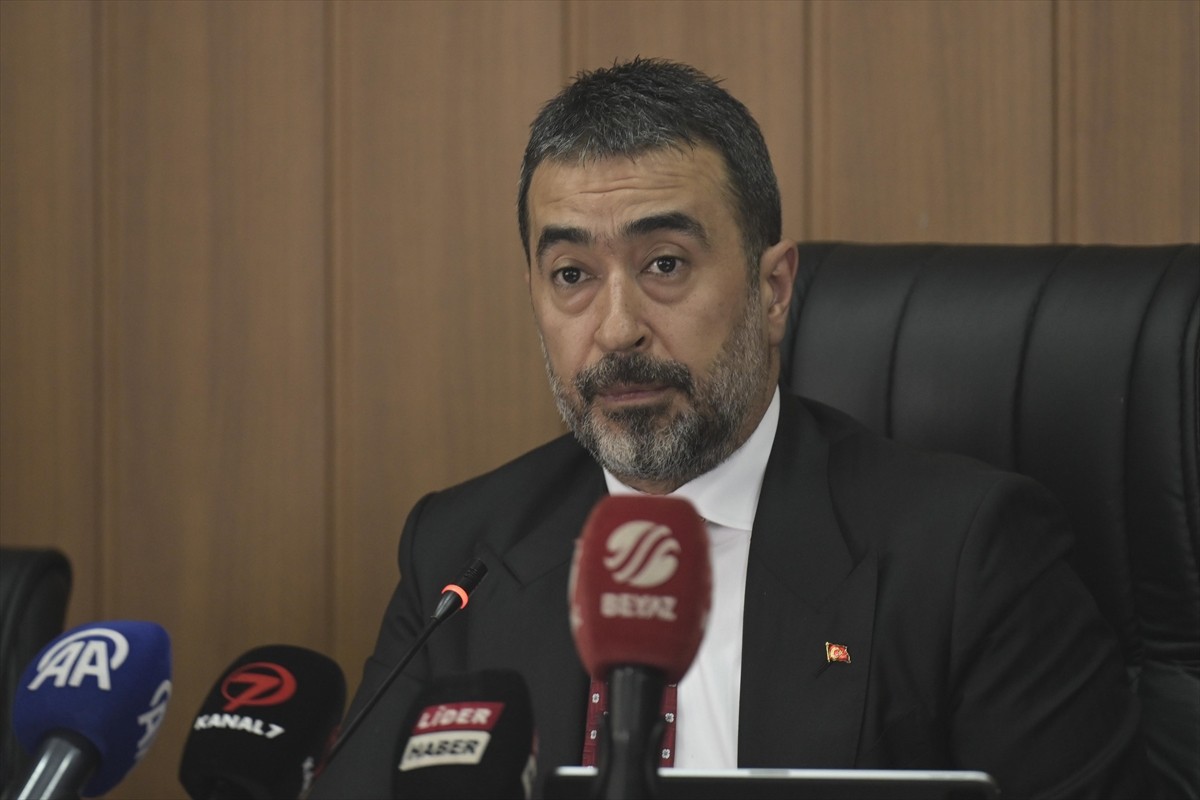 AK Parti Ankara İl Başkanı Hakan Han Özcan (ortada), AK Parti Genel Başkan Yardımcıları Kürşad...