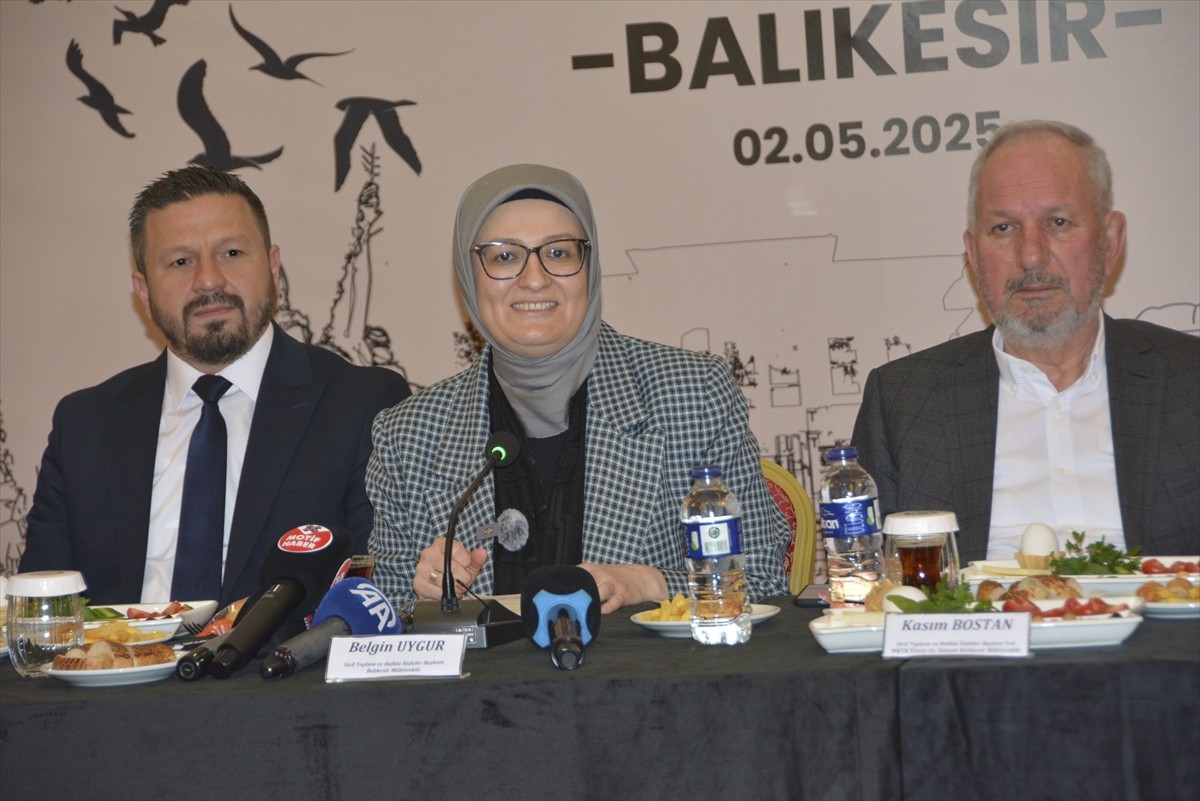 AK Parti Genel Başkan Yardımcısı Belgin Uygur (sağ 4), AK Parti Sivil Toplum ve Halkla İlişkiler...