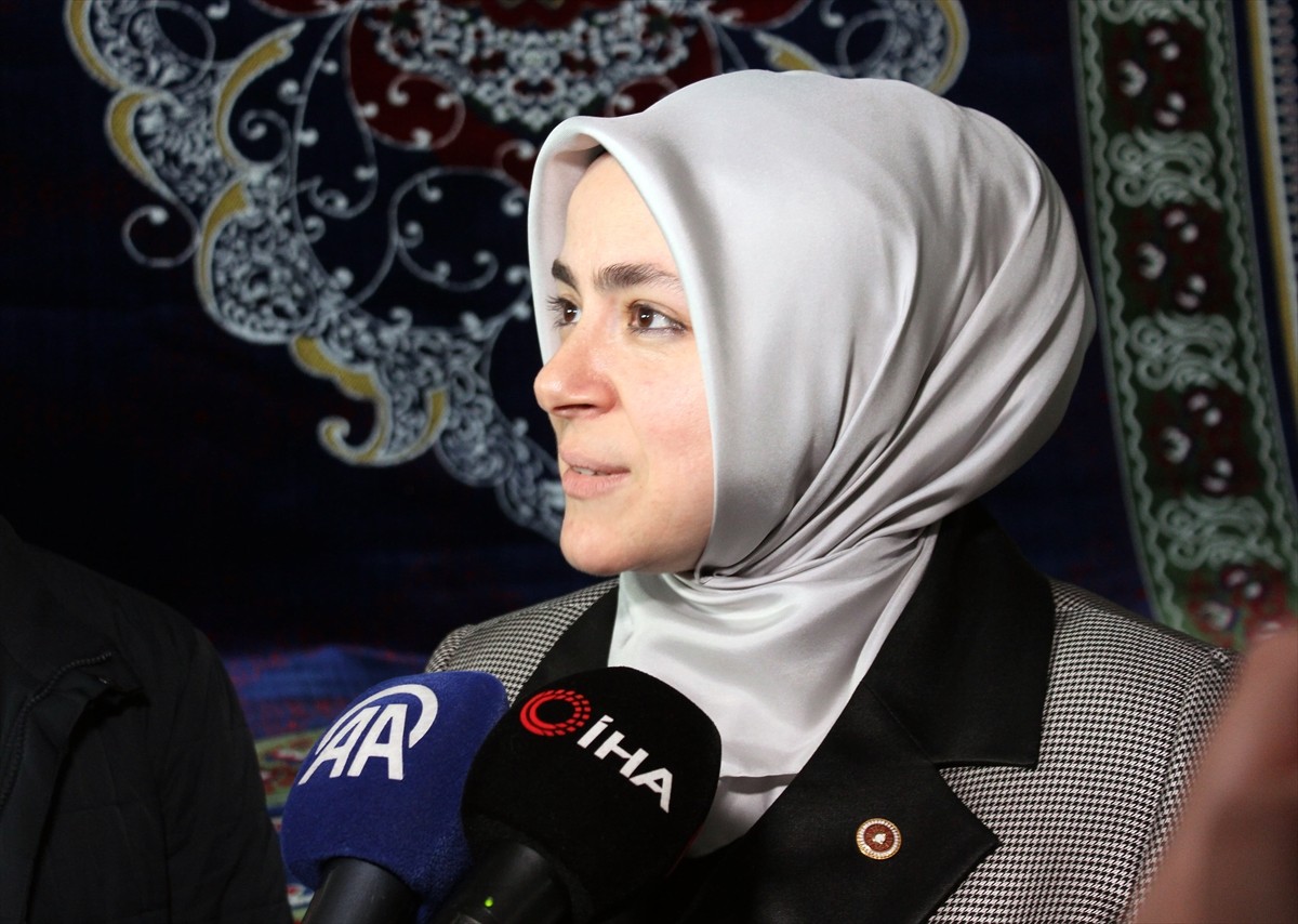 AK Parti Genel Merkez Kadın Kolları Başkanı Tuğba Işık Ercan, Arnavutköy'de bir fabrikada çalışan...