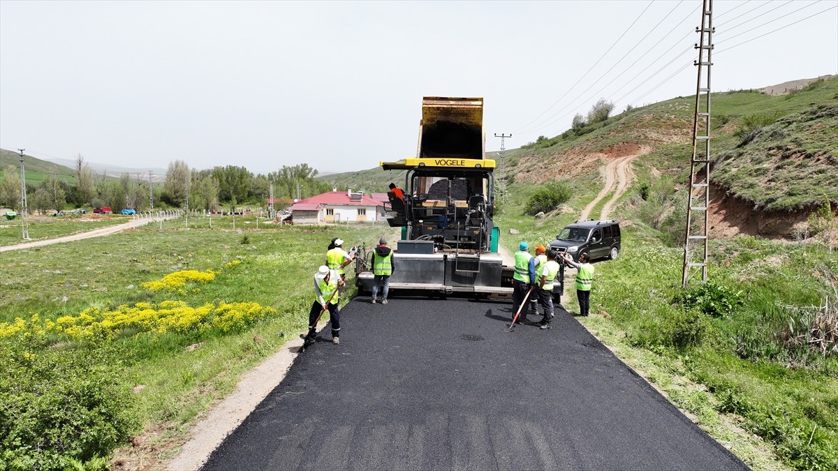 AK Parti Grup Başkanı Abdullah Güler, Sivas Valisi Yılmaz Şimşek ve AK Parti Sivas Milletvekili...