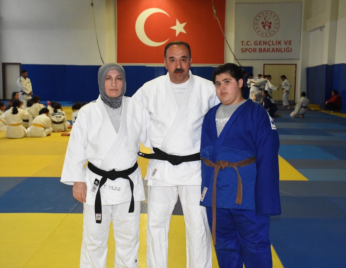 Aksaray'da "judocu müdür" olarak tanınan 47 yaşındaki Gençlik ve Spor İl Müdürü Aslan Yıldız ve...