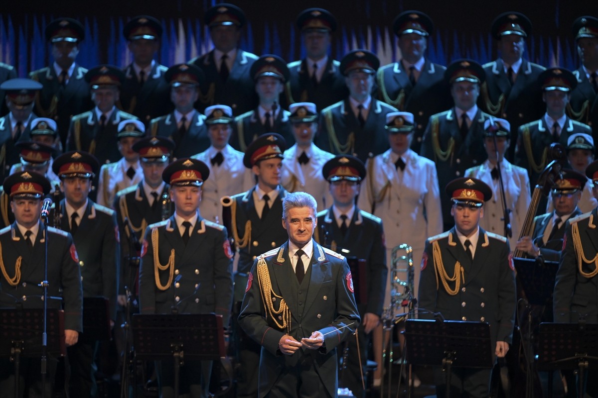 Aleksandrov Rus Kızılordu Korosu ve Dans Topluluğu, Başkentte Oran Açıkhava Sahnesi'nde ...