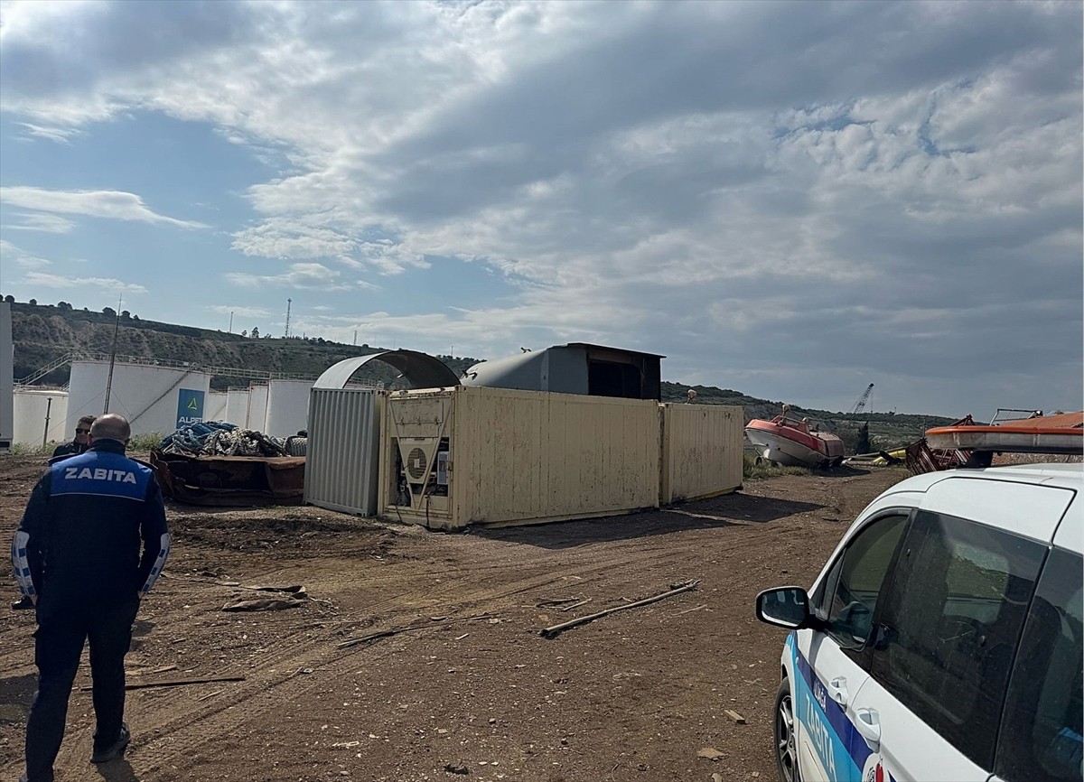 Aliağa Belediyesi, Aliağa Gemi Söküm Bölgesi'nde çevreye zarar verici şekilde depolanan tonlarca...