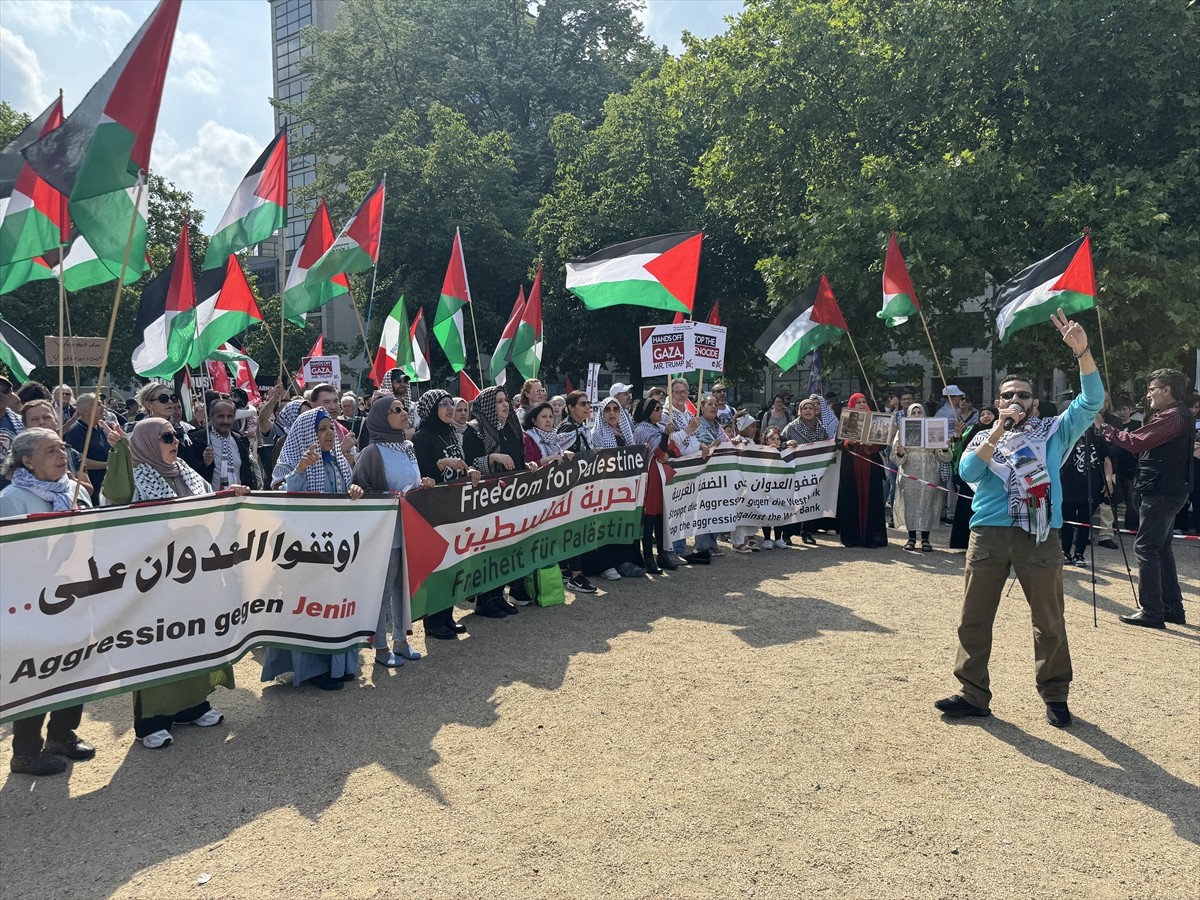 Almanya'nın başkenti Berlin'de Filistin'e destek gösterisi düzenlendi. Berlin Kreuzberg'teki...
