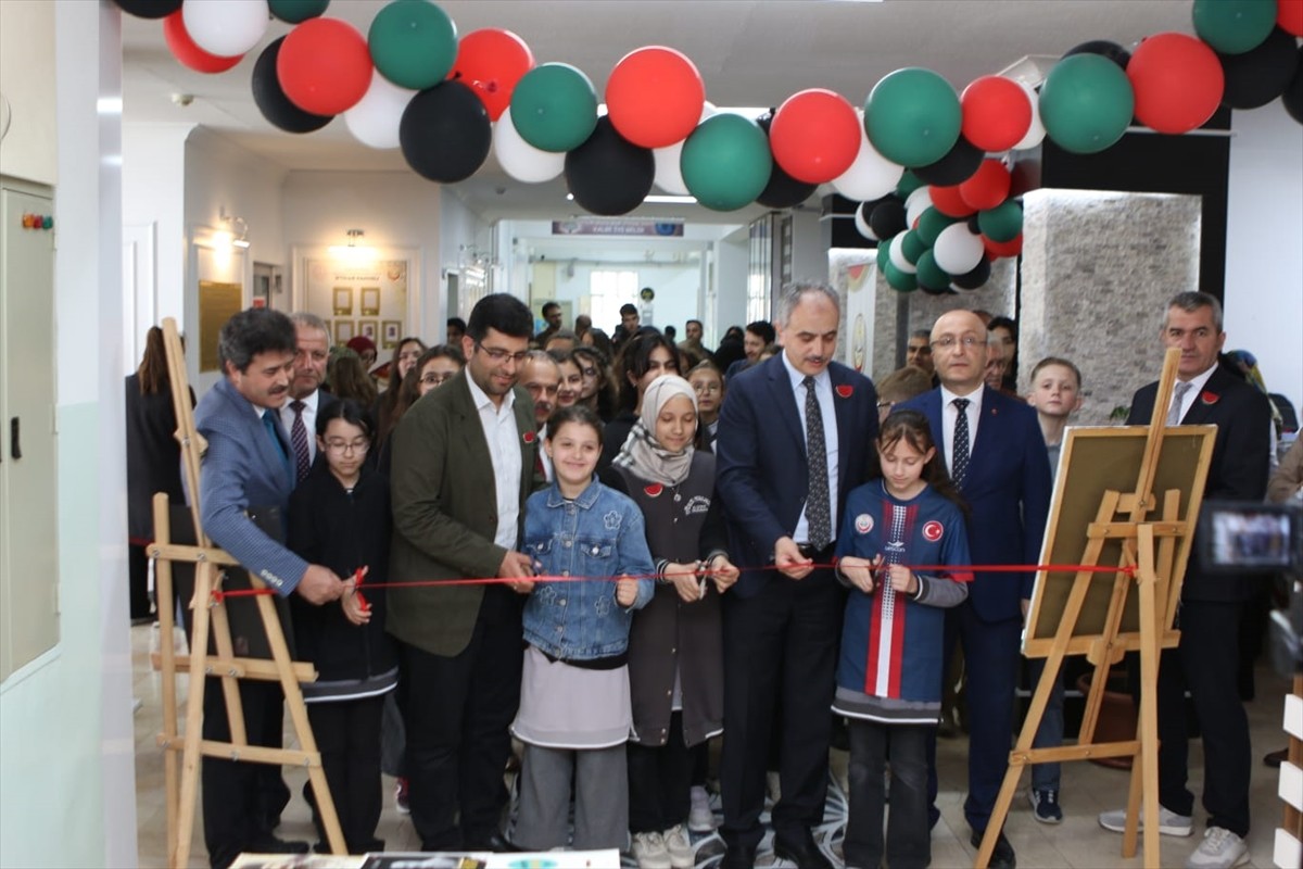 Amasya'da öğrenciler "En Sevdiğim Kitabım Gazze için" sloganıyla kitaplarını kermeste satarak...