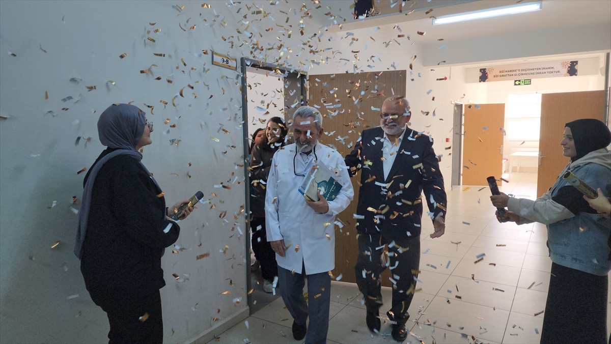 Amasya'nın Suluova ilçesinde meslekte 39 yılını doldurarak emekli olan 65 yaşındaki meslek...