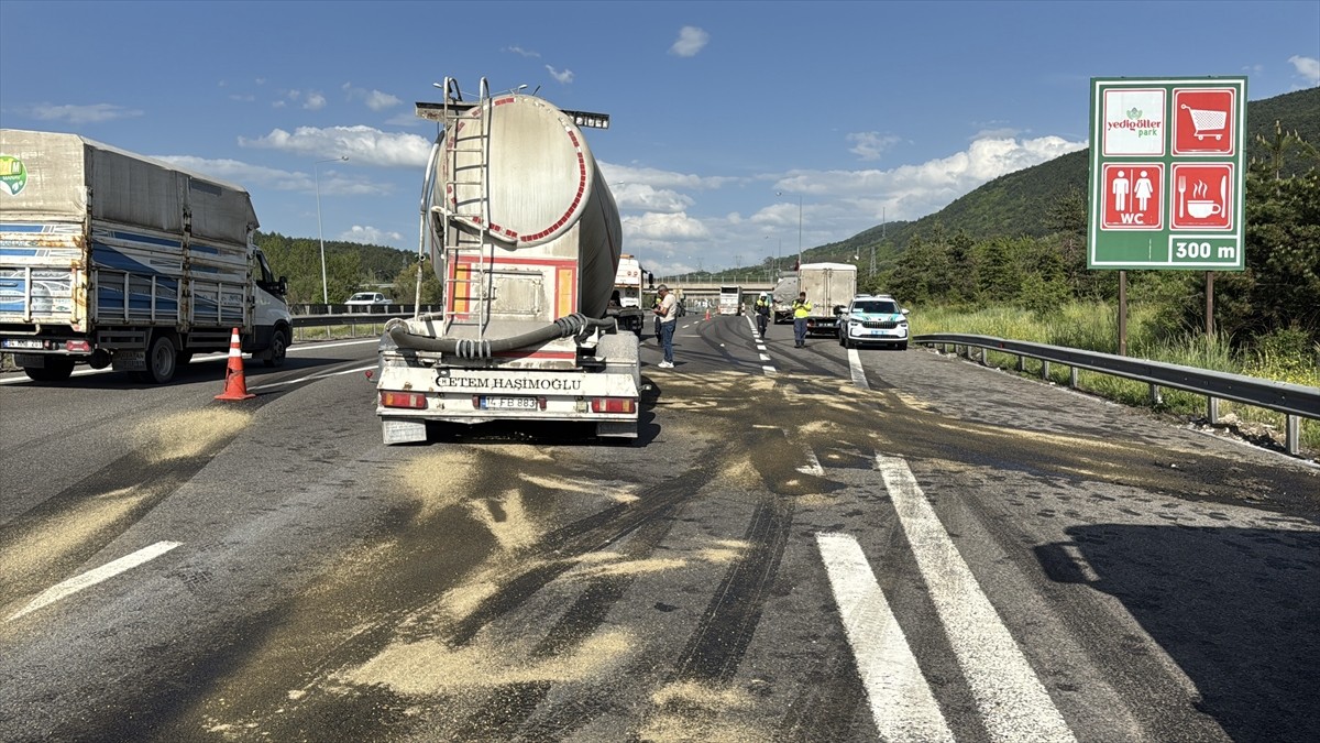 Anadolu Otoyolu'nun Bolu kesiminde 2 tırın çarpıştığı kaza nedeniyle uzun araç kuyruğu...