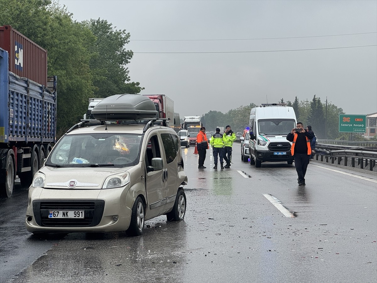Anadolu Otoyolu'nun Sakarya kesiminde 4 aracın karıştığı zincirleme trafik kazası, ulaşımda...