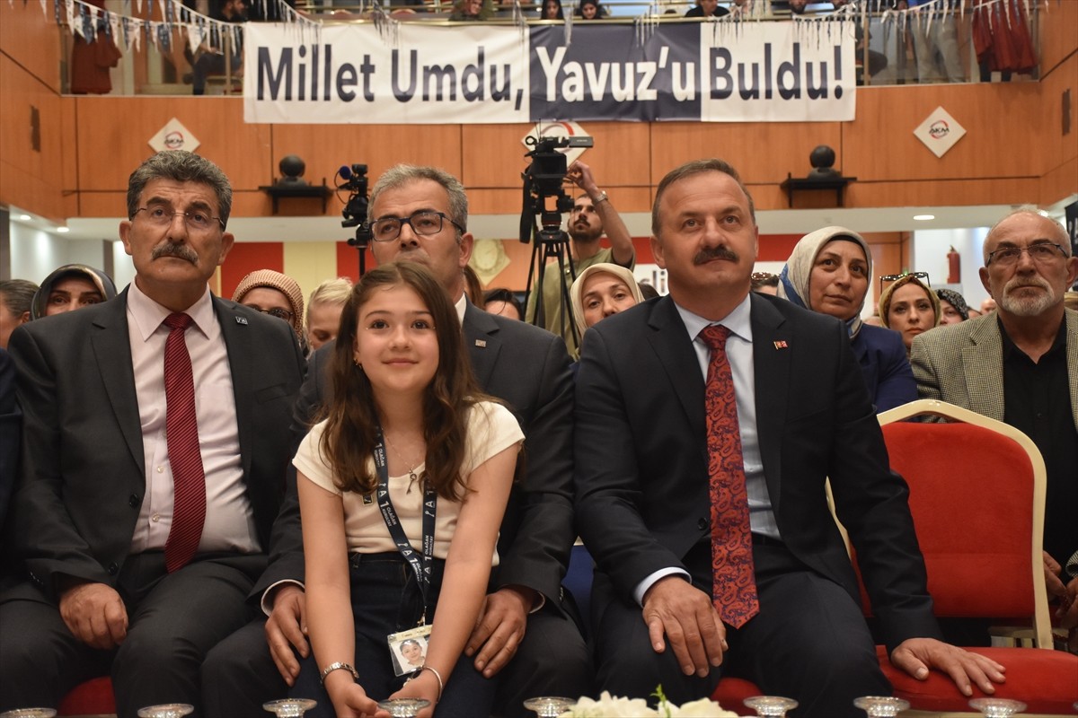  Anahtar Parti (A Parti) Genel Başkanı Yavuz Ağıralioğlu, Gümüşhane'de vatandaşlarla bir araya...