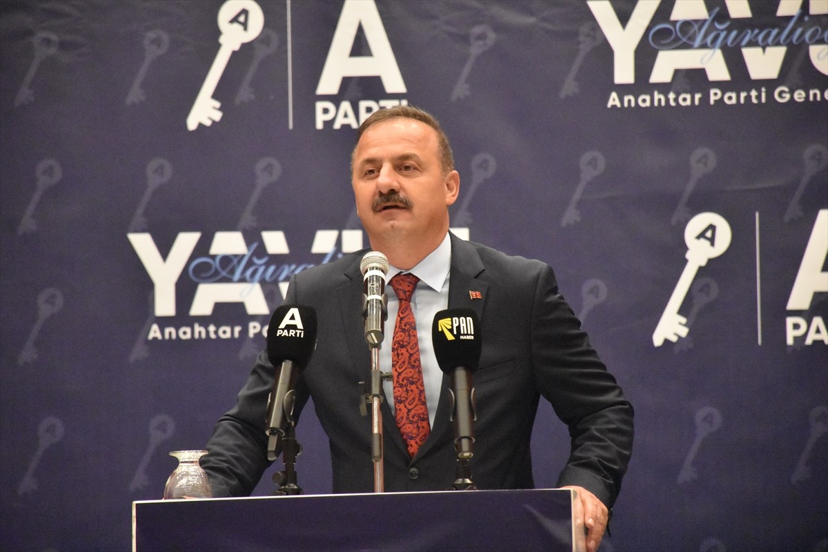  Anahtar Parti (A Parti) Genel Başkanı Yavuz Ağıralioğlu, Gümüşhane'de vatandaşlarla bir araya...
