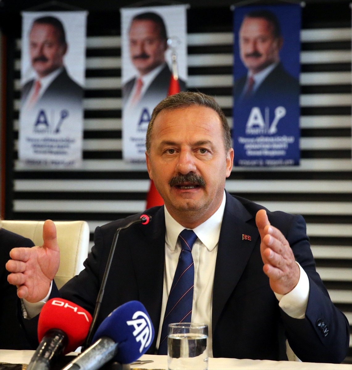 Anahtar Parti (A Parti) Genel Başkanı Yavuz Ağıralioğlu, Tokat'ta bir otelde düzenlediği basın...