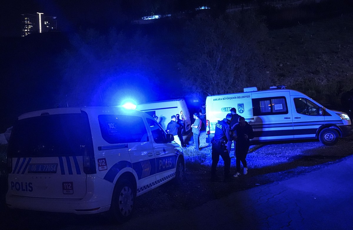 Ankara'nın Çankaya ilçesinde bir kişi bıçaklanmış halde dere yatağında ölü bulundu. Olay yerine...