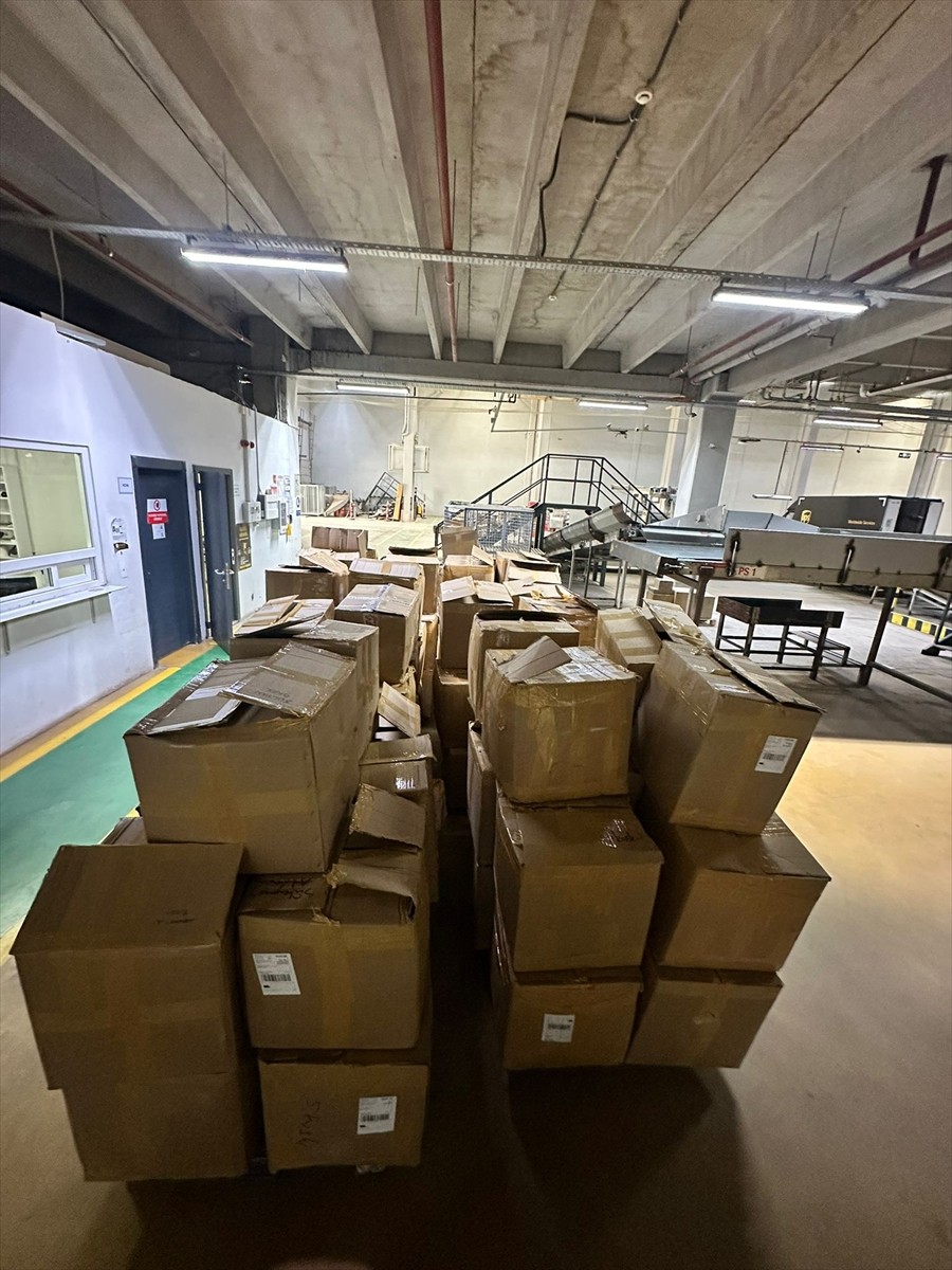 Ankara'nın Kahramankazan ilçesinde bir kargo şirketine ait depoda ve araçta 3 ton 352 kilogram...