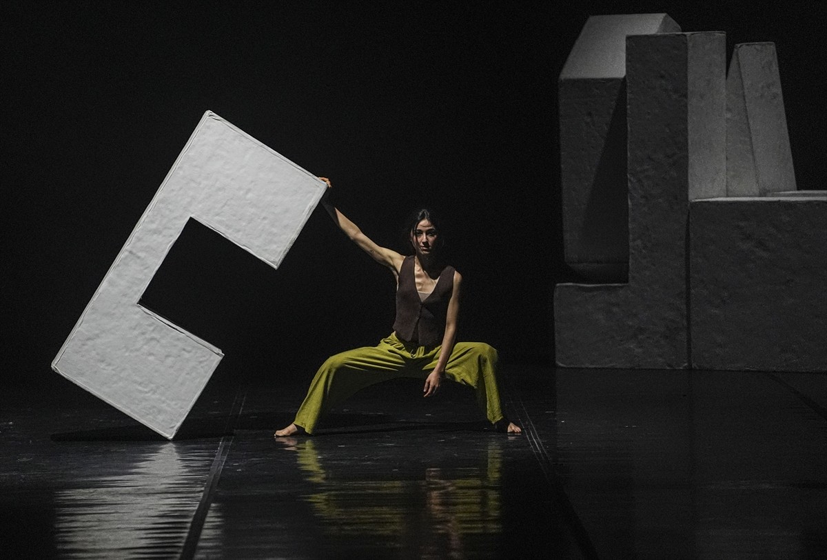  Ankara Devlet Opera ve Balesi (ADOB) Modern Dans Topluluğu'nun sahneye koyduğu "Ambivalans" dünya...