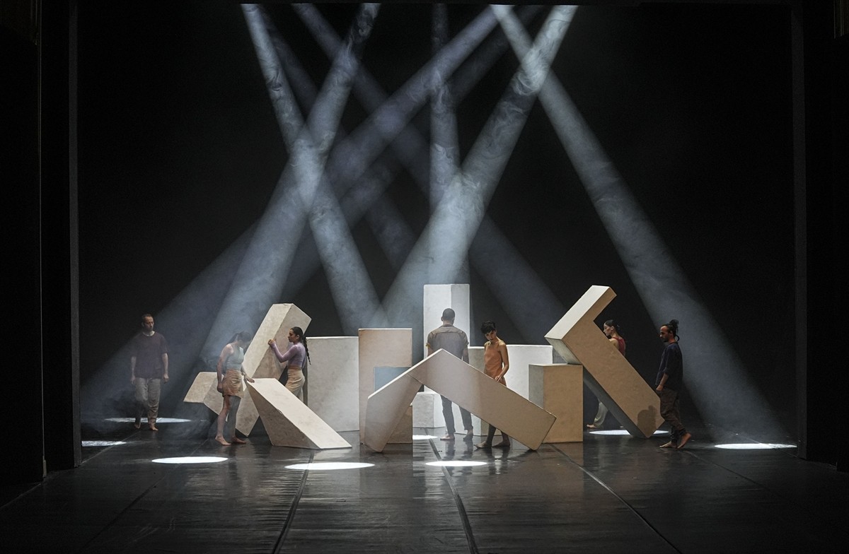 Ankara Devlet Opera ve Balesi (ADOB) Modern Dans Topluluğu'nun sahneye koyduğu "Ambivalans" dünya...