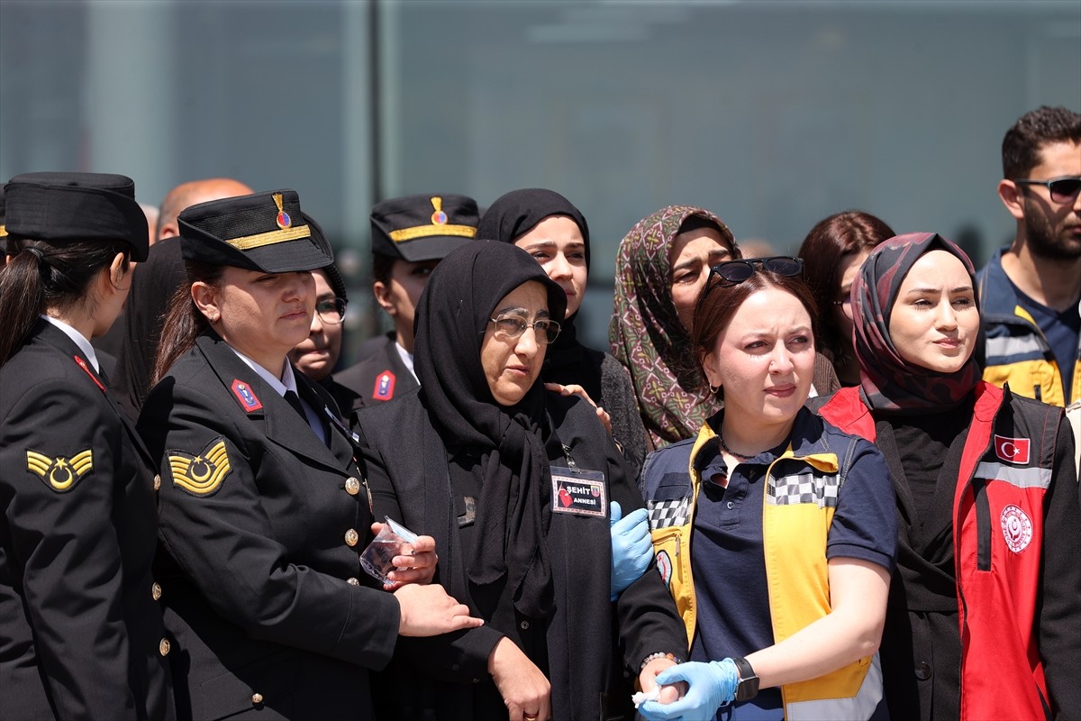 Ankara İl Jandarma Komutanlığında görevliyken, aranan bir kişiyi yakalama çalışması sırasında...