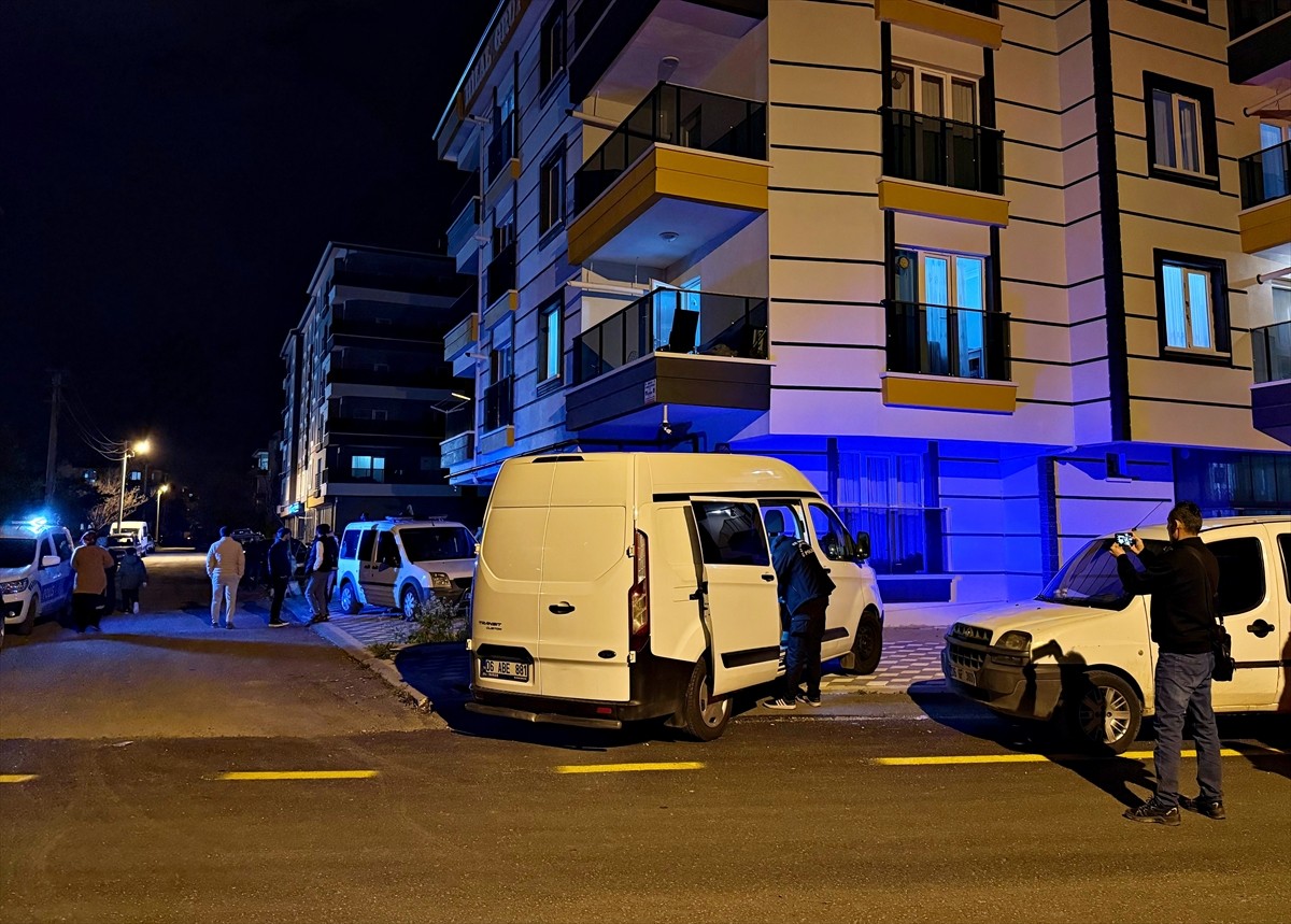 Ankara’nın Çubuk ilçesinde 21 yaşındaki kadını tabancayla öldüren komşusu aynı silahla intihar...