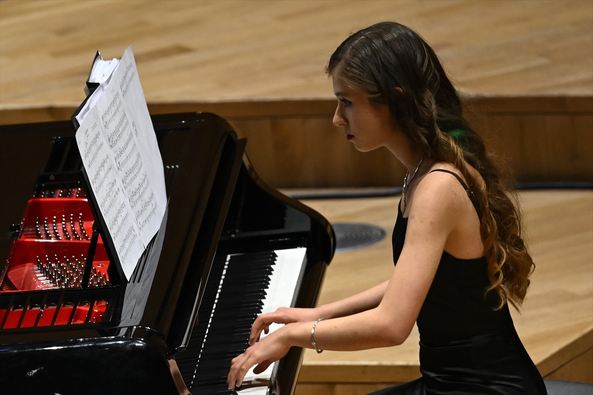Ankara Üniversitesi Tıp Fakültesi öğrencilerinden oluşan Ankara Üniversitesi Tıp Fakültesi Oda...