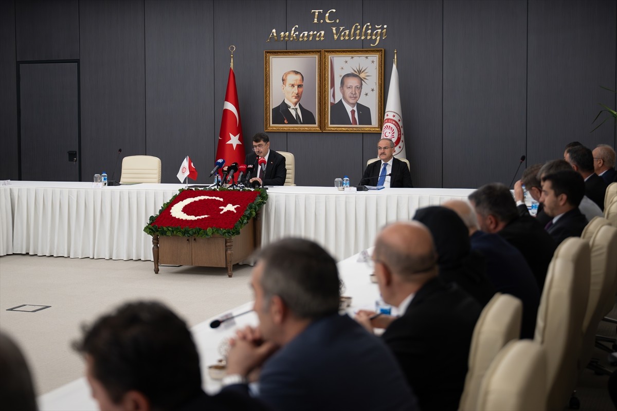 Ankara Valisi Vasip Şahin (fotoğrafta), Ankara Valiliğinde düzenlenen İl Hayvan Hakları Komisyonu...