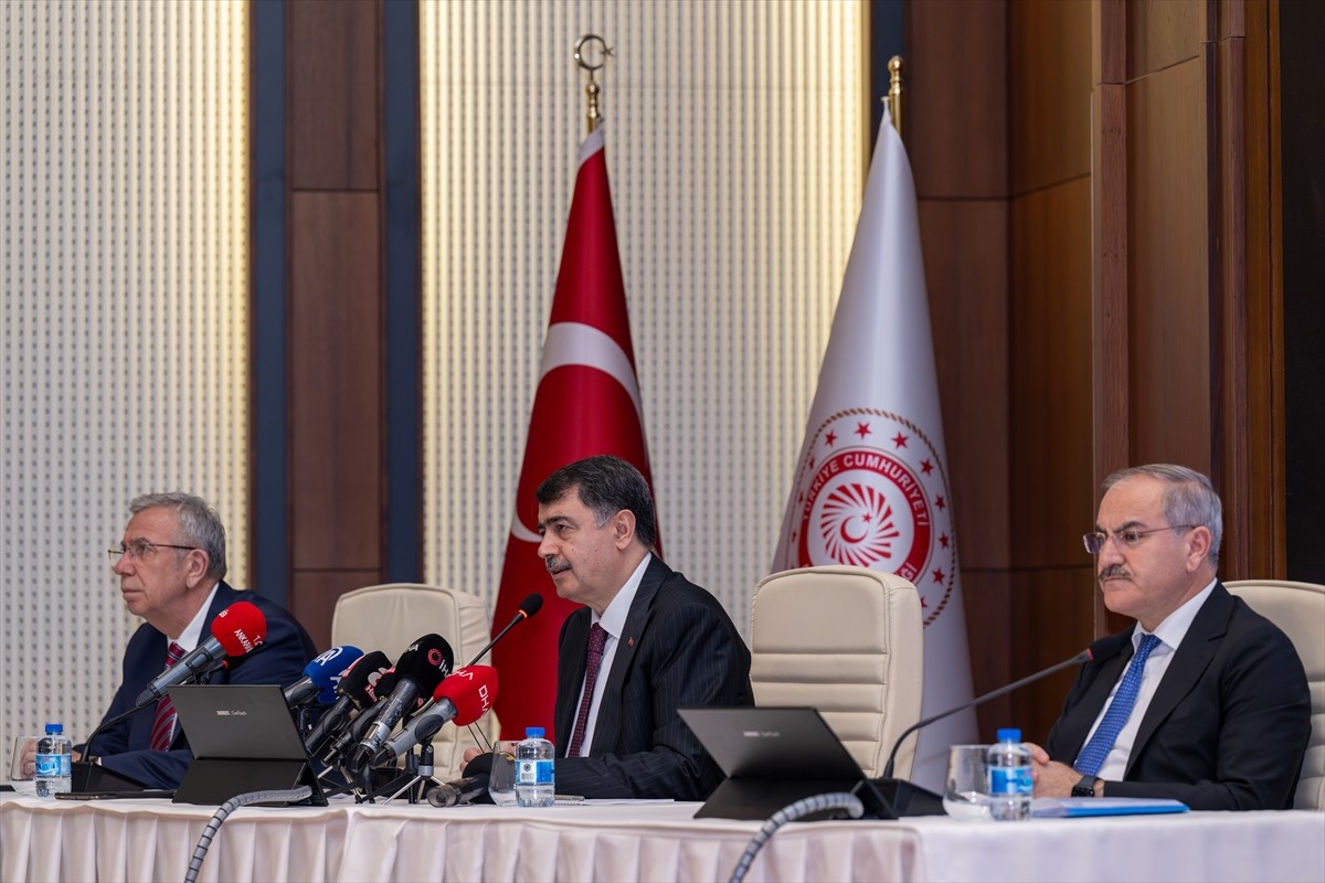 Ankara Valisi Vasip Şahin, (ortada) Ankara Valiliğinde düzenlenen "Hobi Bahçeleri" konulu...