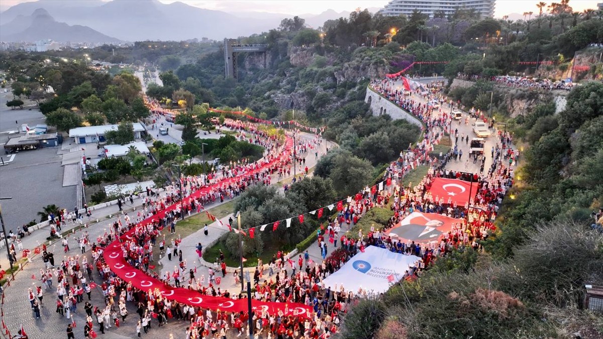 Antalya'da, 19 Mayıs Atatürk'ü Anma, Gençlik ve Spor Bayramı etkinlikleri kapsamında fener alayı...