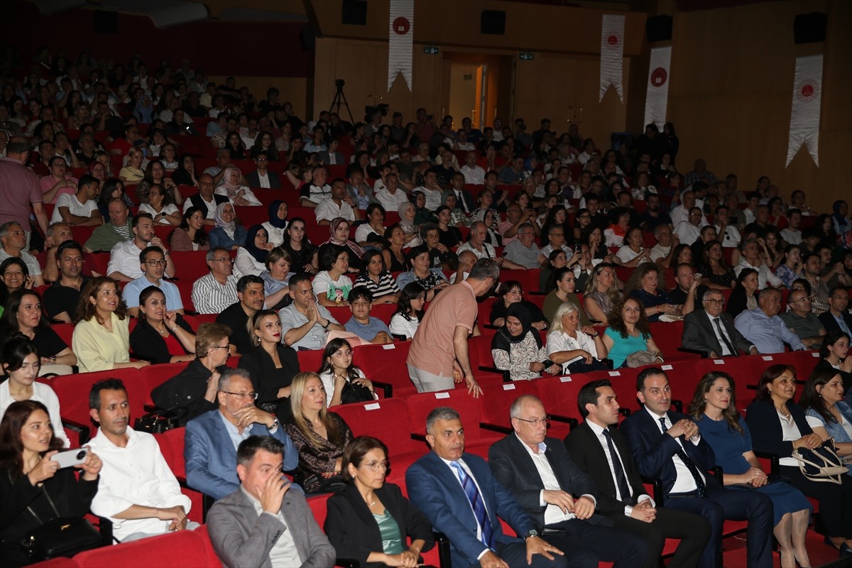 Antalya'da adliye personelinden oluşan Türk Halk Müziği Korosu konser verdi. Antalya Cumhuriyet...