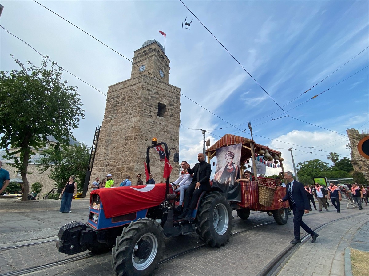 Antalya'da bu yıl 4'üncüsü düzenlenen Uluslararası Yörük Türkmen Festivali, Yörük göçü yürüyüşüyle...
