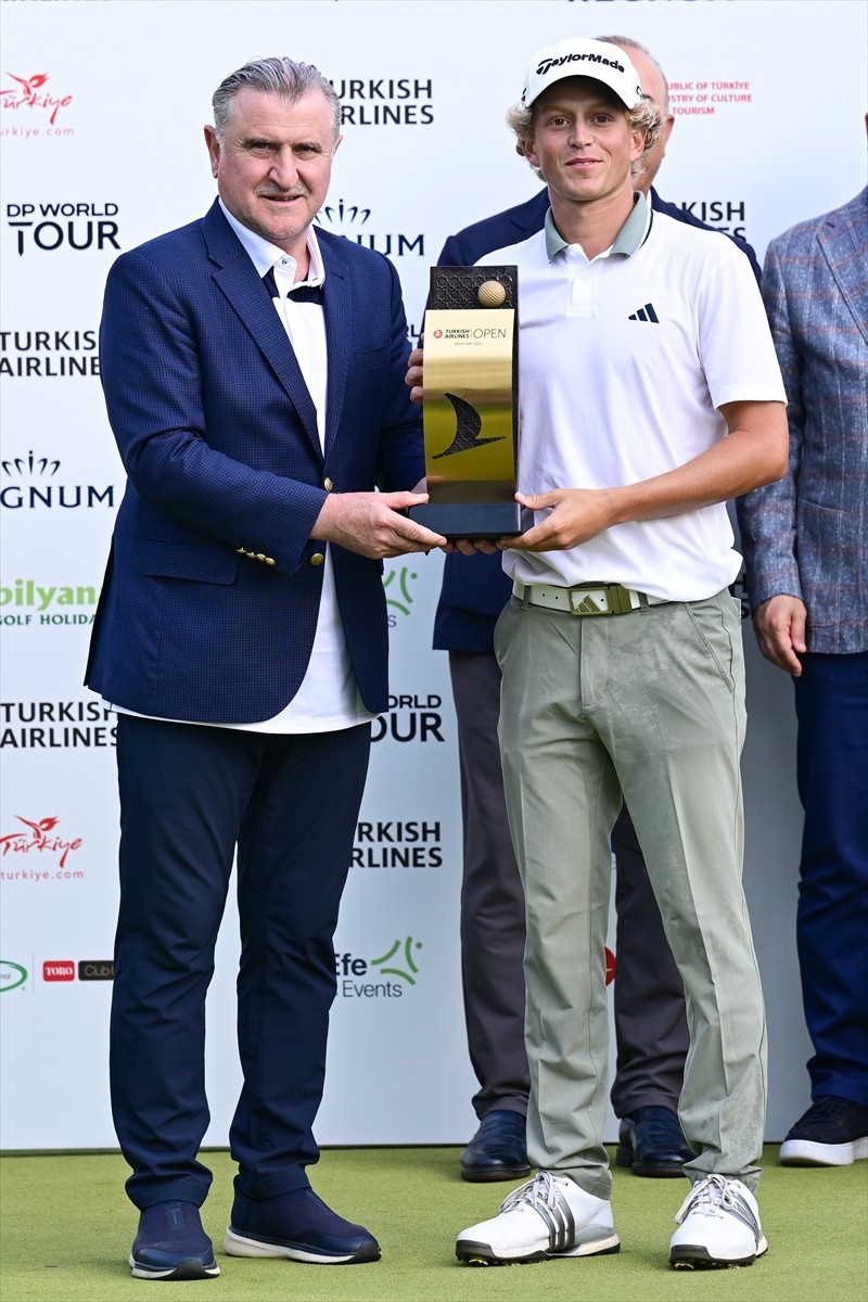 Antalya'da düzenlenen Turkish Airlines Open 2025 Golf Turnuvası'nda Fransız sporcu Martin Couvra...