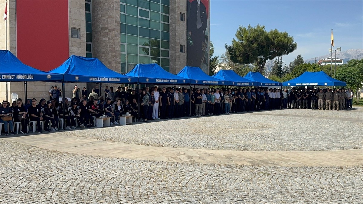 Antalya'da evinde geçirdiği kalp krizi sonucu hayatını kaybeden polis memuru için İl Emniyet...